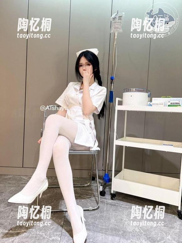 AT鲨的空姐cos，带你一起飞向欢乐的云端！