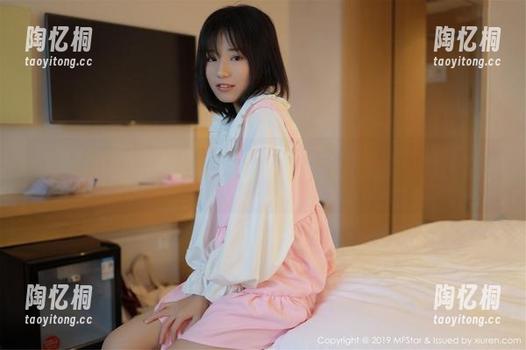 MFStar模范学院 - 汐汐爱吃草莓御姐：高清写真里的细腻光影游戏