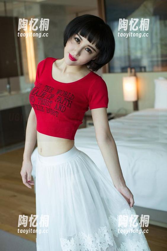 UGirls尤果网-孟思雨 UGirls尤果网 - 孟思雨的校园瞬间,难道我也能这么自然?分享你的想法!