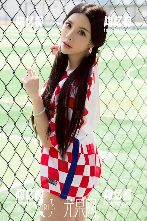 UGirls尤果网 - 更新！王轶玲的网袜原图，仿佛在低语：‘来吧，靠近点～’