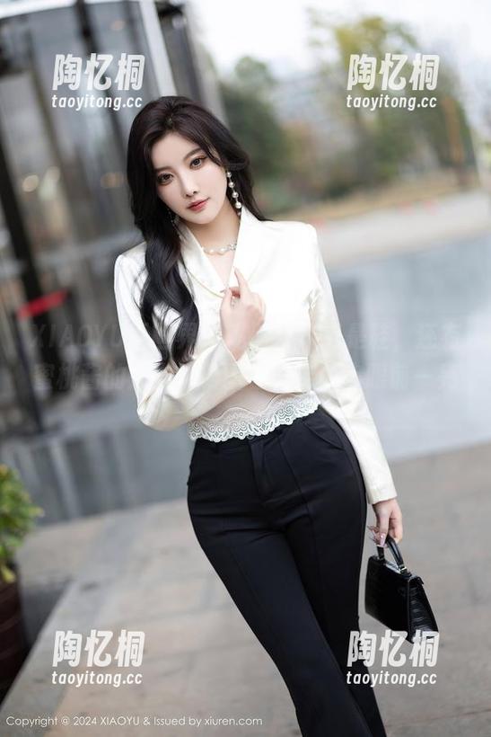 XIAOYU语画界 - 高跟鞋不只是鞋，还有蜜桃酱的魅力！新图包一定让你眼前一亮。