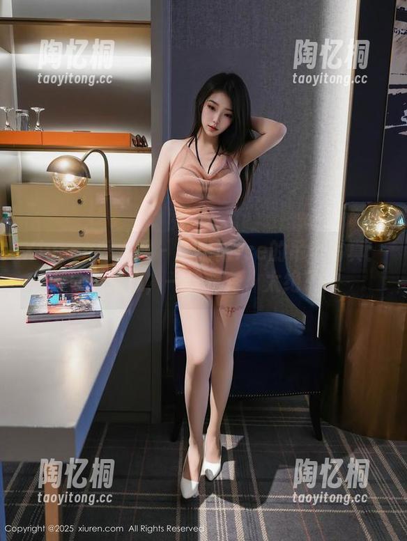 Xiuren秀人网 - 于诺诺ise的吊带写真：一边走心，一边走秀，太绝了！