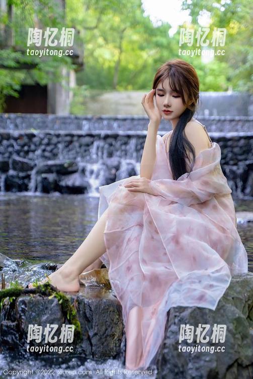 Xiuren秀人网 - 校园日常里的唐翩翩，一组私拍美图，怎么就那么撩？
