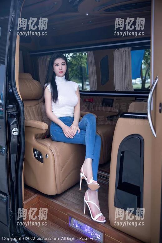 Xiuren秀人网 - 小夕Kitty的写真，用她的套装告诉大家：不需要大牌，也能穿得出彩！