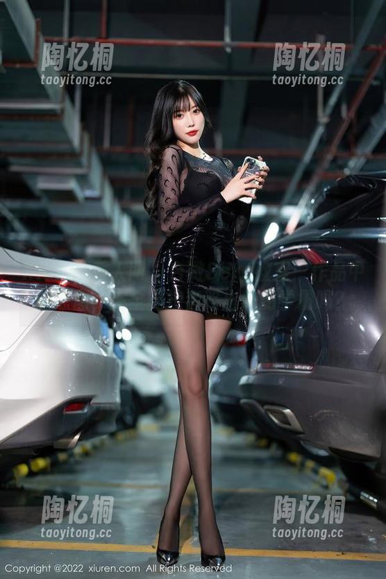 Xiuren秀人网-白微Sera Xiuren秀人网 - 白微Sera教室:作品中的原图,完全不按套路出牌的学霸吗?
