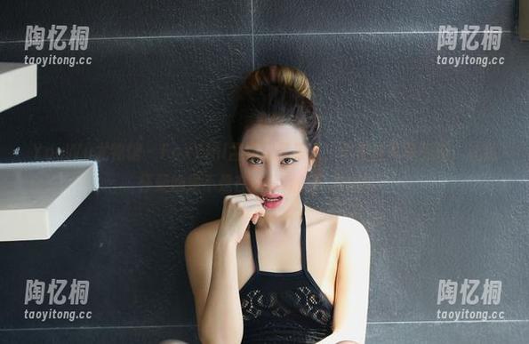 YouWu尤物馆 - FoxYini孟狐狸又来了，裤里丝写真更新，让我怀疑她是不是在挑战我的审美极限！