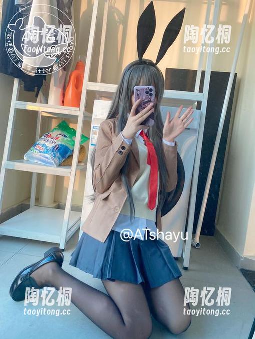 at鲨鱼的白丝写真，免费观赏，感受那份捉摸不透的安静美！