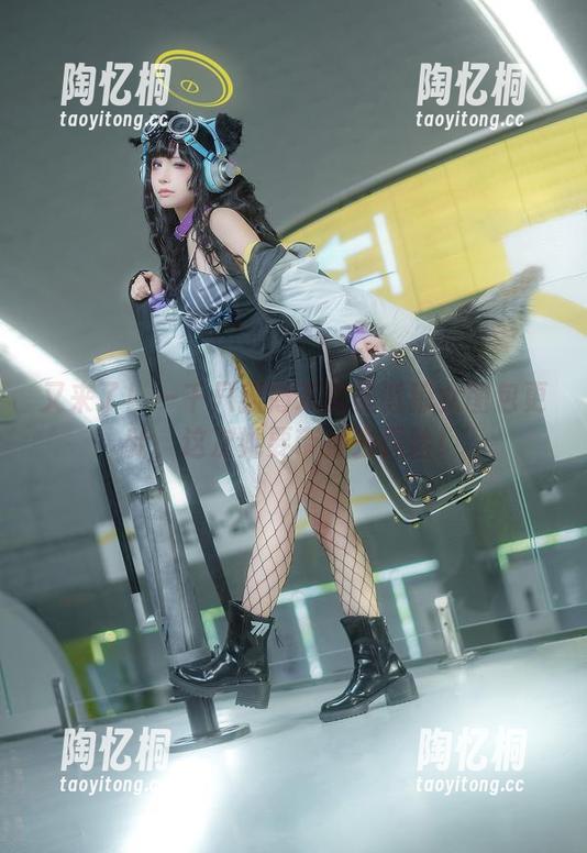 又来了！一千只猫薄禾的圣诞狼女图包更新，这次她要带你去探险！
