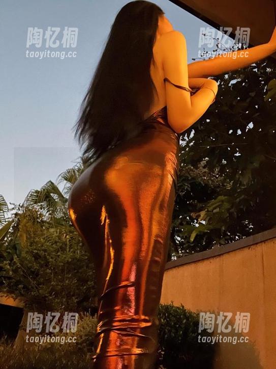 微密圈 - 不爱笑的赛琳的原图，视觉刺激如此强烈，脑海中回响着她的每一个瞬间！