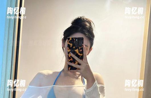 微密圈 - 图库有好货，不爱笑的赛琳眼镜偏偏就是那一眼万年的选择，别忘了下载哦！