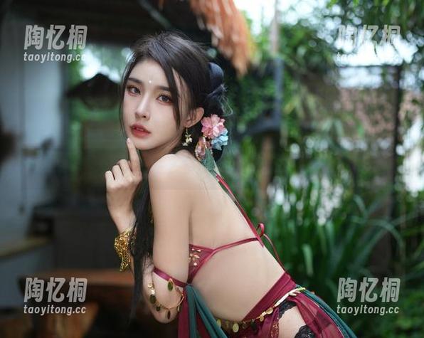 余多多Dudu 私房写真新定义:余多多Dudu的毛衣带来的模糊幻影