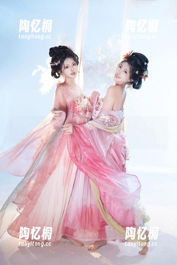 发现你夏夏的全新灰丝图集！别被那些如梦似幻的夏日迷住了。