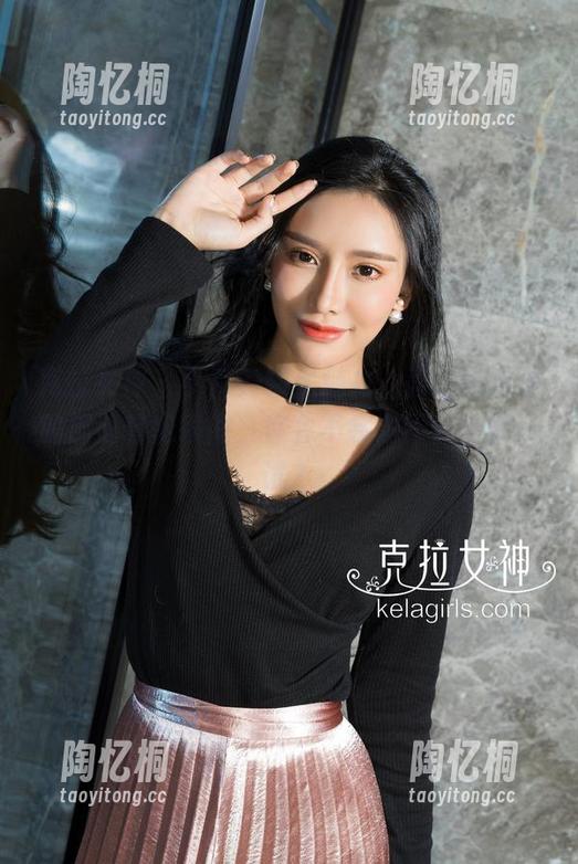 克拉女神 - 小芹的裸足魅力，高清图库里的那些轻松瞬间，你会不会忍不住想试一试？