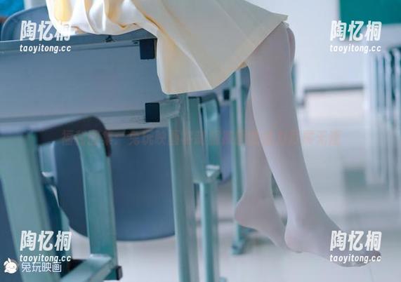 福利图集：兔玩映画将制服裸腿的魅力尽展无遗