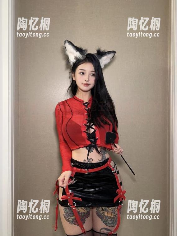 微密圈 - 在卡通百科老王的网盘里捡到了一条美丽的开叉旗袍，心情瞬间变得美好。