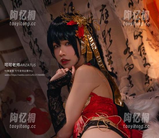 让人侧目的高跟鞋写真：可可老师的套图，足以引发路人的目光追逐！