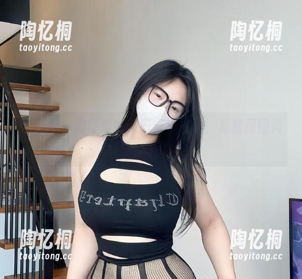 微密圈 - 看可爱的肉巴穿连衣裙，私房原图竟然暴露了这点？