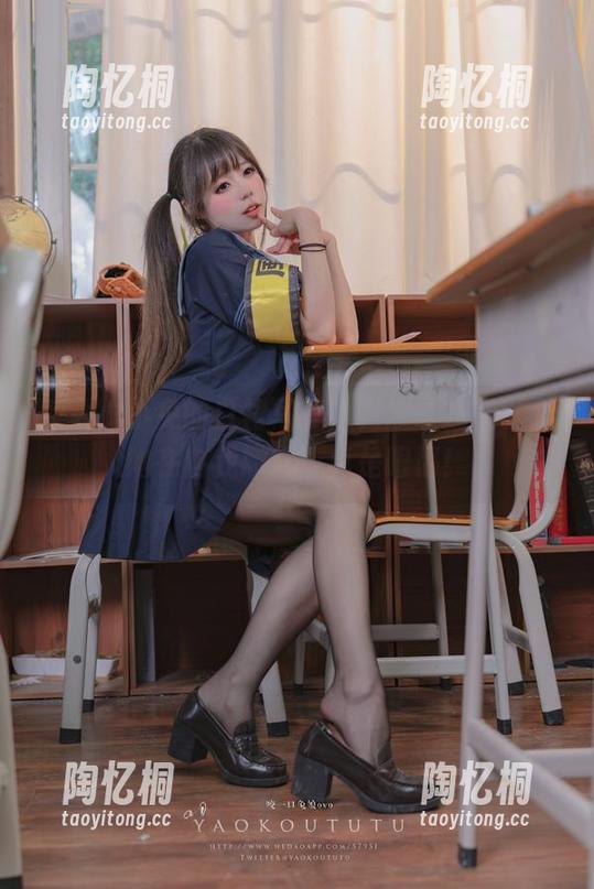 咬人小小兔的白裙写真，竟然让我误以为她在向我撒娇，真是眼福！