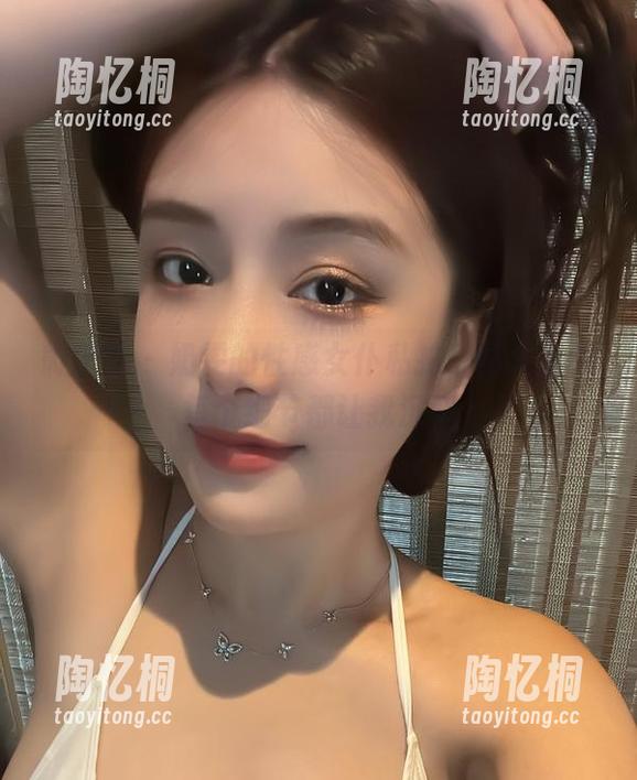 微密圈 - 奶雯的性感女仆私拍，图片里的每个细节都让我沉醉