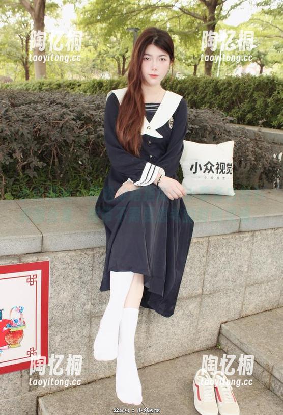 小众视觉 - 轻松穿搭指南：小薯条白衬衫美图合集，附带不需要思考的时尚灵感。