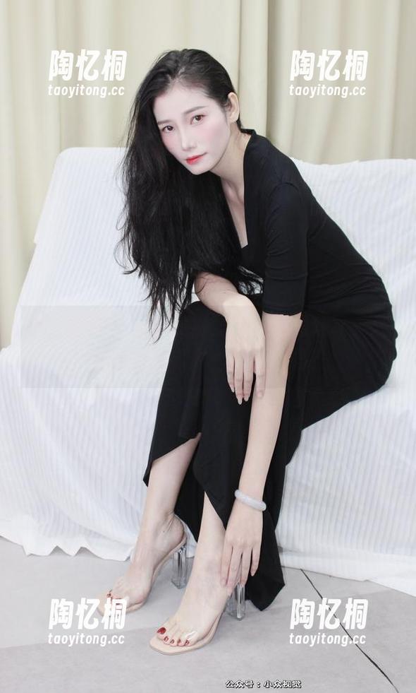 小众视觉 - 蓉蓉的裤里丝：套图分享，刺激你的想象力，想看看吗？
