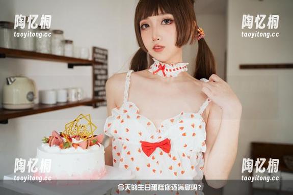 小和甜酒 小和甜酒的白裙写真,轻盈得像梦,图片里倒映的心思更是扑朔迷离。