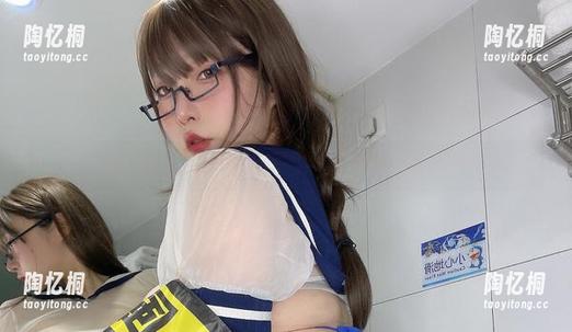 小泉学姐吖的私底下，cos风纪委员的美图也太迷人了吧！