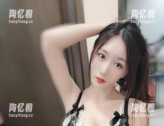 微密圈 - 高清写真中的小玉吃果冻，牛奶般的肌肤让我瞬间想喝奶茶！