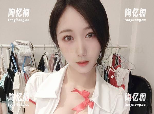 微密圈 - 看！小玉吃果冻穿的牛仔裤，高清图集带你进入她的俏皮世界，我都忍不住想试试！