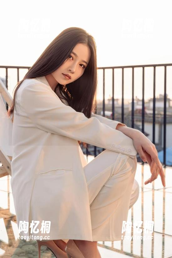 牛仔裤不只有一种穿法，年年Nnian的写真告诉你！