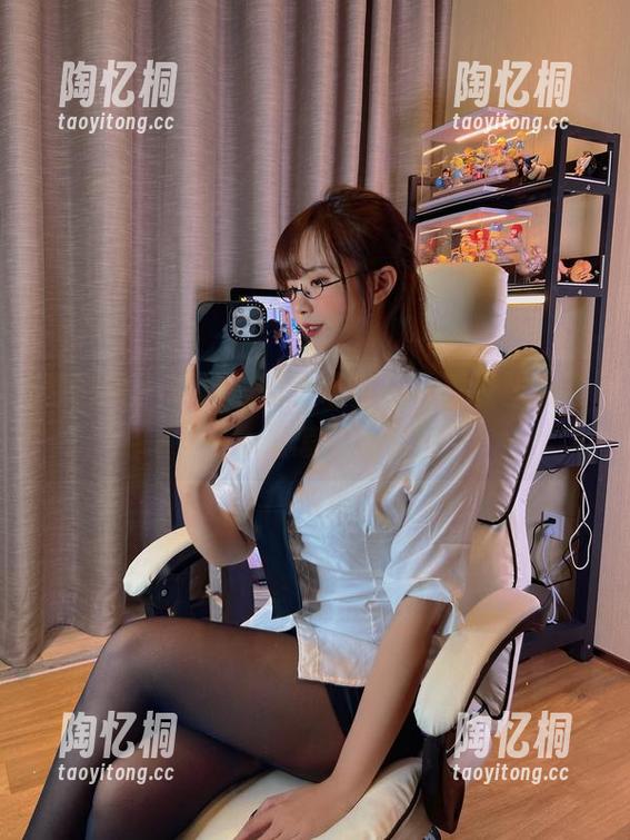 张思允nice 微密圈 - 私拍里的白吊带袜,看看张思允nice是怎么玩的?
