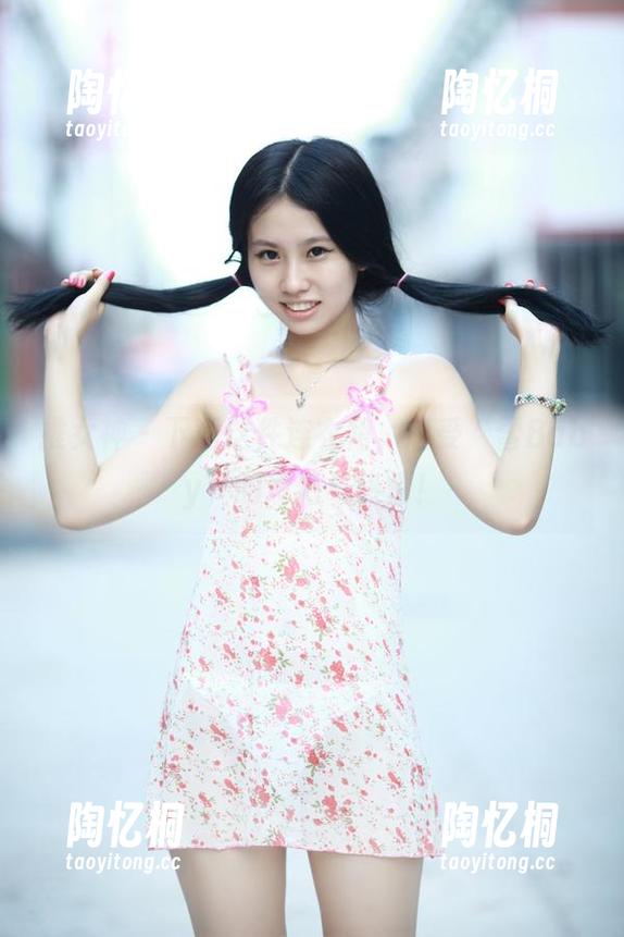 推女神 - 下载这件连衣裙，感受“雪Baby”的冷艳与热情！