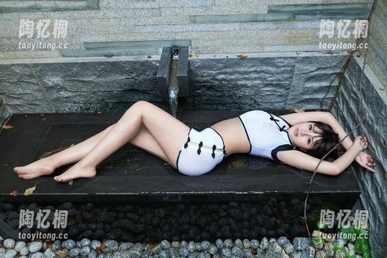 推女郎 - 李七喜浴室作品集：快来下载，别让这波湿意溜走了！