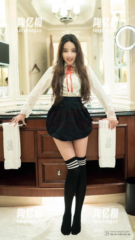 推女郎 - 解锁王依萌制服，原图释放的无圣光风格是绝对不容错过的！