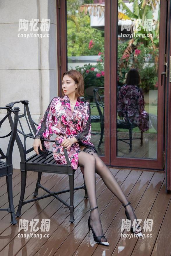 微密圈 - 黑丝短裙与果儿Victoria最新写真，简直是不可思议的完美组合！