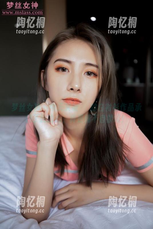梦丝女神 - 今天又被玥玥的白衬衫作品承包了我的心，真是情不自禁呢！