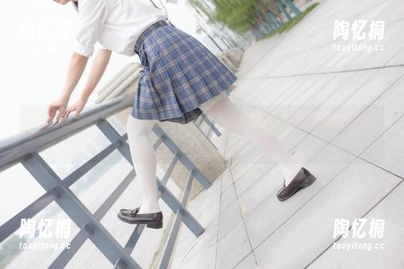森萝财团黑丝学妹：高清资源，看看她的校服是不是又撩又有料！