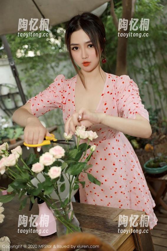 模范学院 - SiByl李思宁的白丝图片，时而温柔，时而俏皮，真是个谜！