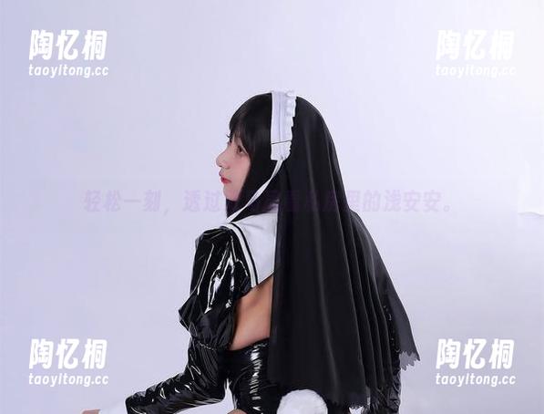 轻松一刻，透过双马尾看私房里的浅安安。
