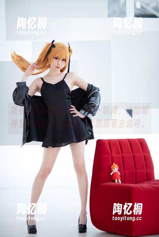 观看焖焖碳的连衣裙：那一瞬间，她的眼神里藏着什么，我竟然也想跟着去追寻。