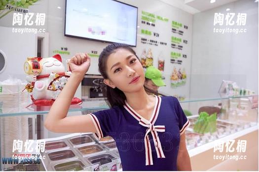 爱丝-索菲 爱丝 - 索菲的眼镜高清写真:你以为眼镜只是装饰?我告诉你!