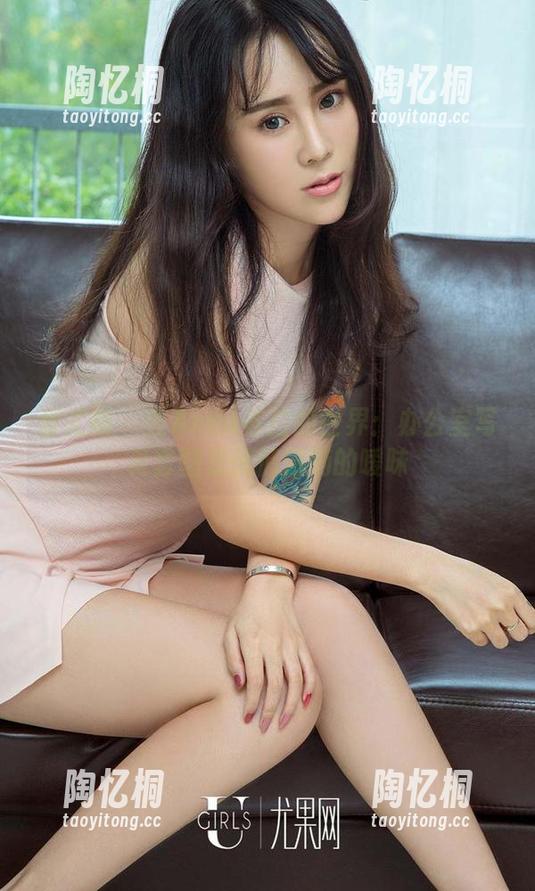 爱尤物 - 在Anna苏拉的世界：办公室写真套图里悄悄流淌的暧昧