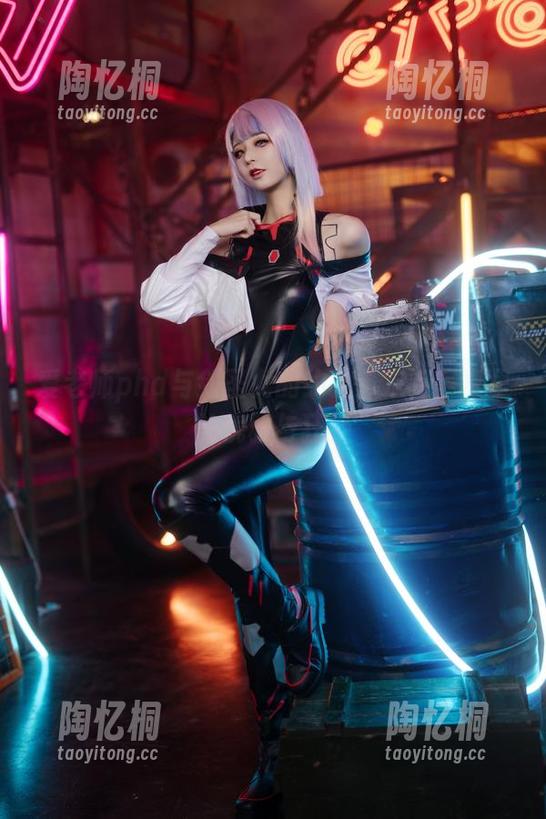 爱老师phd与剑圣女的约会：定制写真里的优雅与狂野