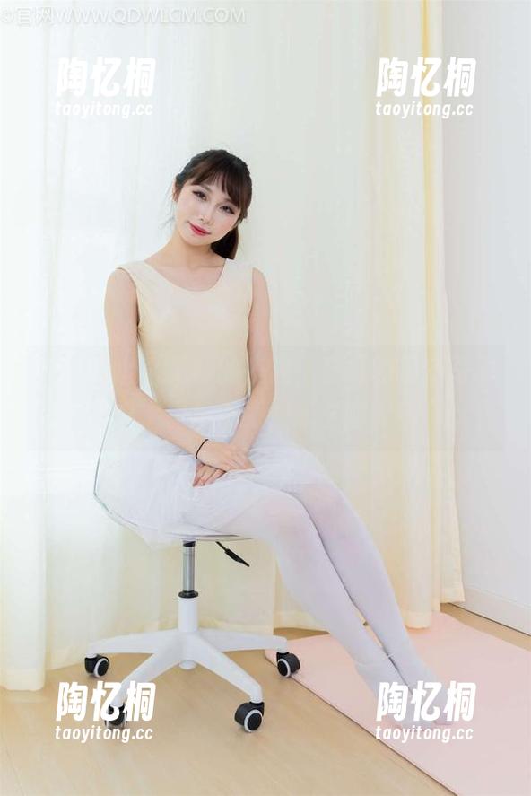 物恋传媒 - 无聊的夜晚，猫耳的最新写真里，星星不睡，怎么回事？