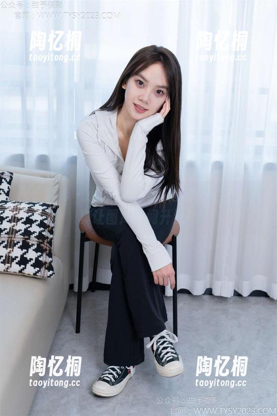 甜予摄影 - 小熊真会玩，她的小腿白丝写真让图库瞬间升温！