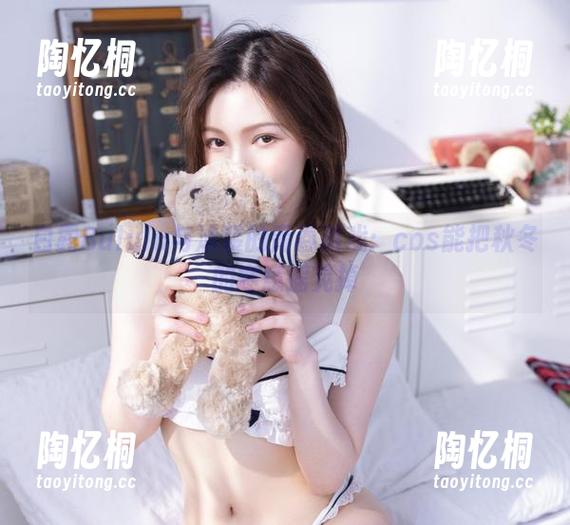 白露Bululu与泳装的青春游戏：cos能把秋冬的寒意摇晃掉