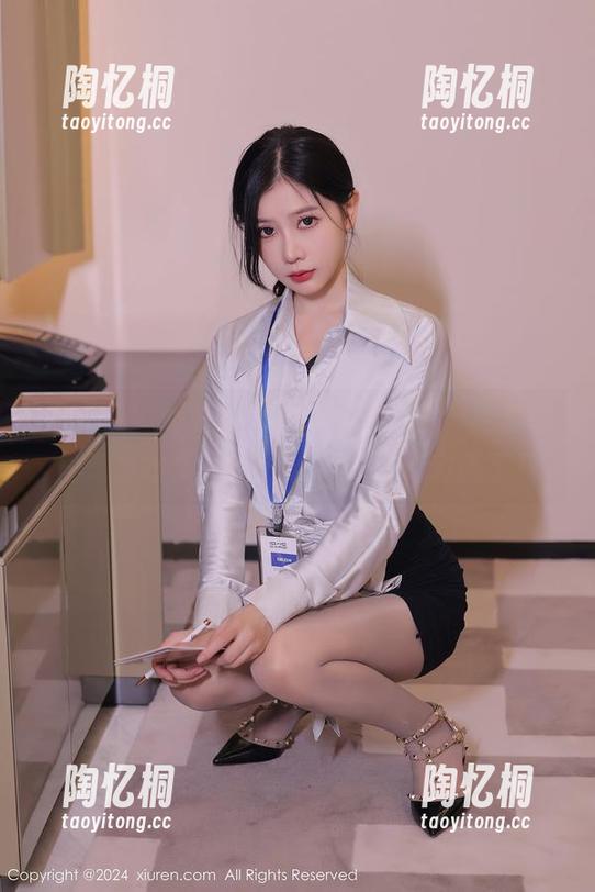 秀人网 - 七米baby的最新写真，这套装是专为跑步设计的吗？太有动力感了！