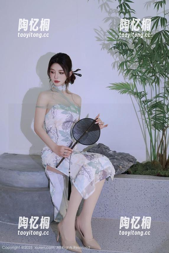 秀人网 - 午夜星河，星小兔Meetu红裙闪耀，高清美图让我怀疑她是不是被专业摄影师附体？