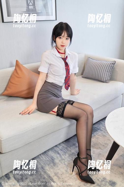 秀人网 - 室外松柏主题，杨晨晨的私拍图包是让人越看越想的那种