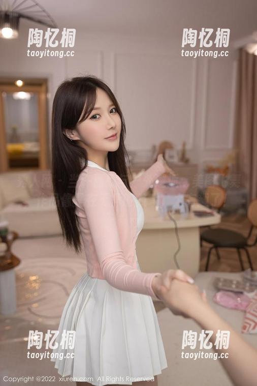 秀人网 - 当许嘉欣与户外邂逅：美图飞舞，作品像是在无声的鼓掌，太有趣了！